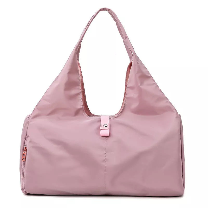 One shoulder yoga bag in black with zipper pockets, 20-35L capacity