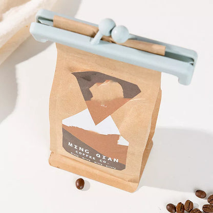 Push-button plain food bag sealing clips in blue and pink, durable PP material