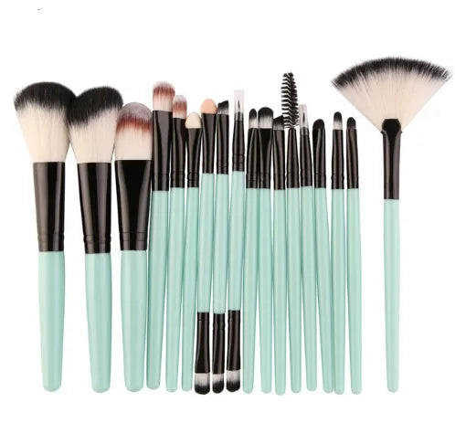 MAANGE 18-piece make-up brush set with fan-shaped tools for contouring and blending on a table