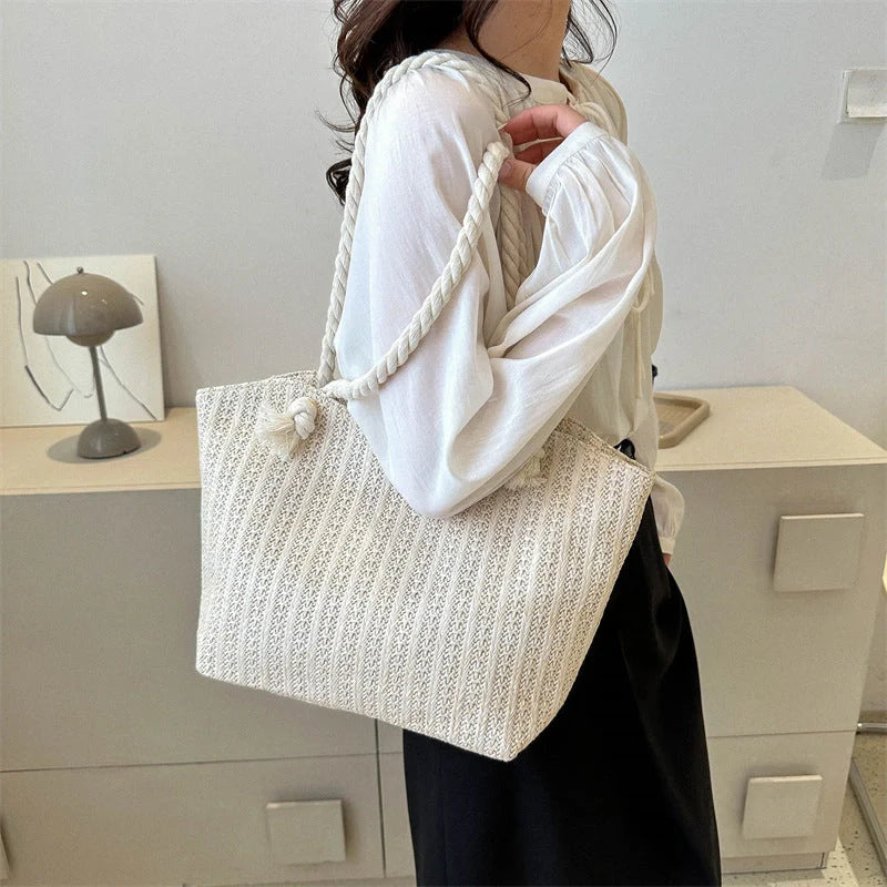 Stylish and spacious straw tote bag for women, featuring a timeless design and durable construction