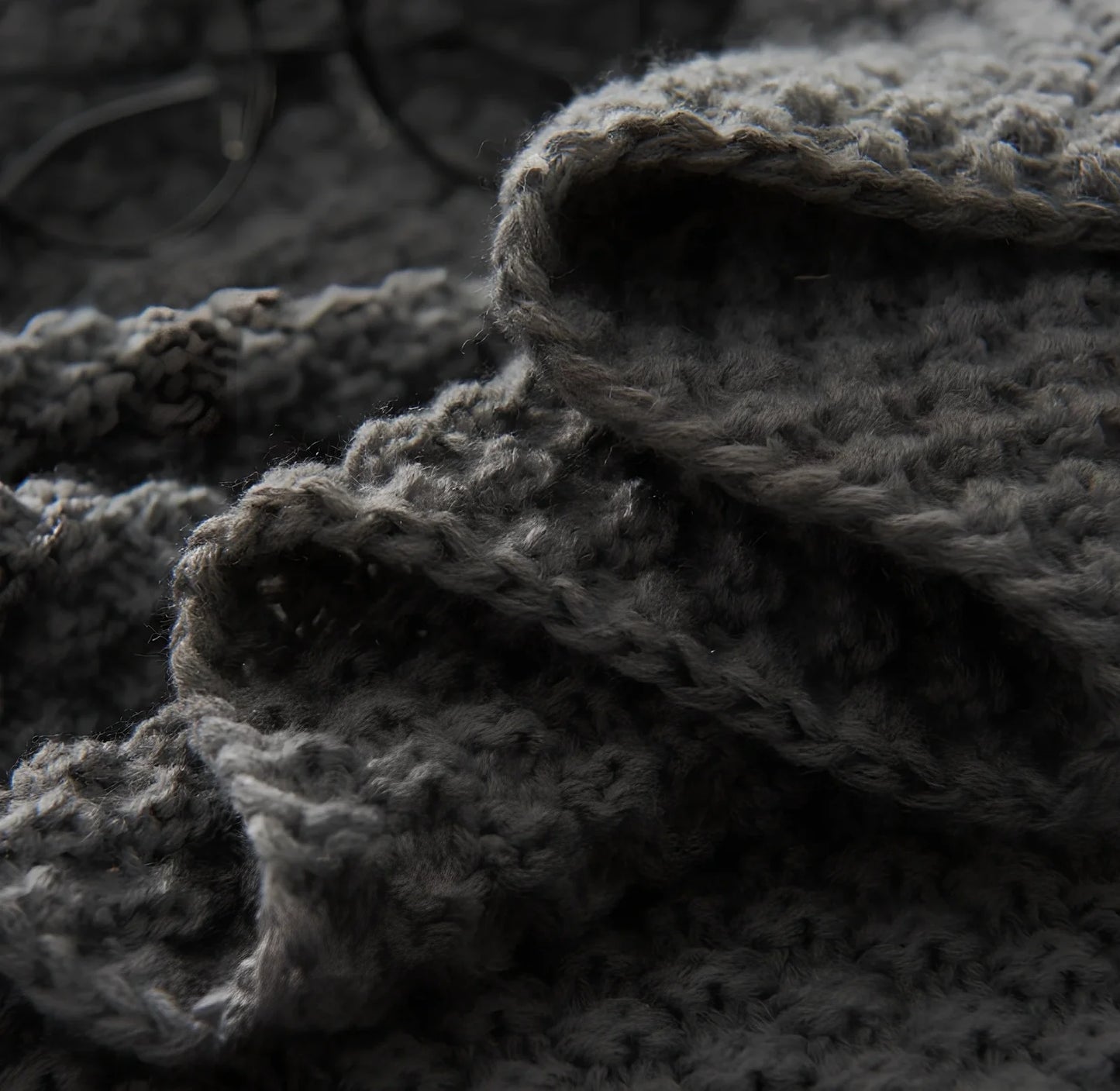 Dark gray fringed acrylic knitting blanket 130cm x 170cm with plain weave and moisture-wicking fibres