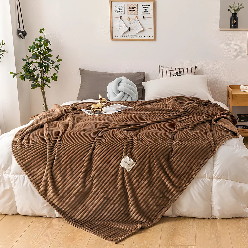 Single layer milk fleece blanket in American plain pattern measuring 200cm x 230cm