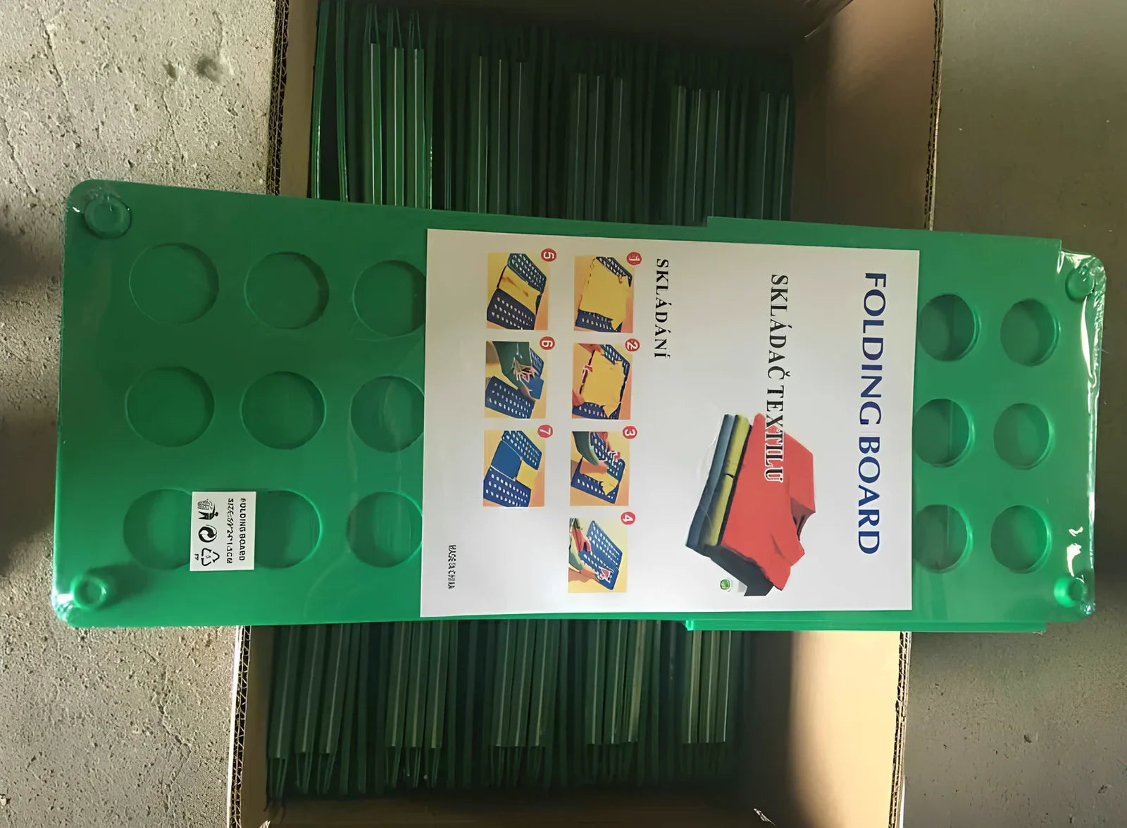 Adjustable clothes folding board showing 40x48cm and 68x57cm sizes with PP+PE construction