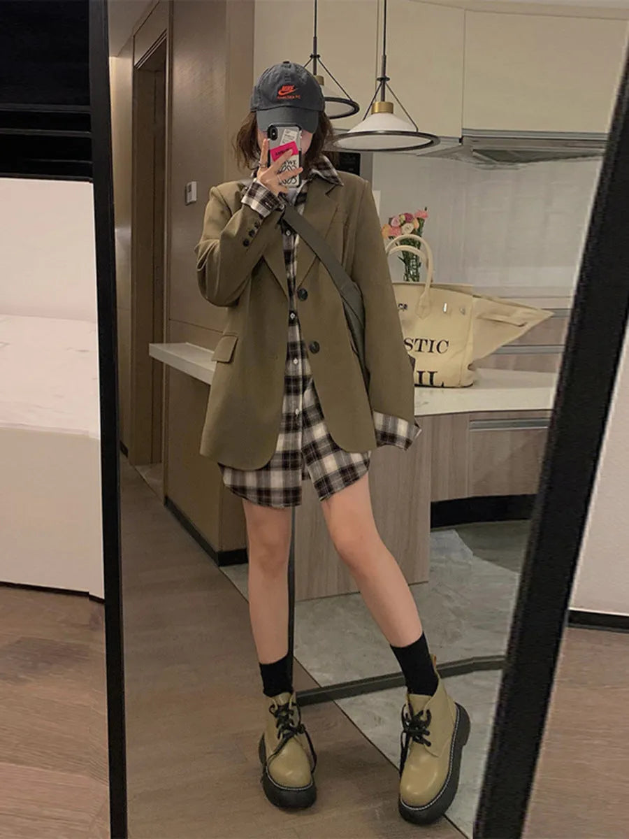 Korean style solid colour polyester small suit jacket with long sleeves and a pocket.