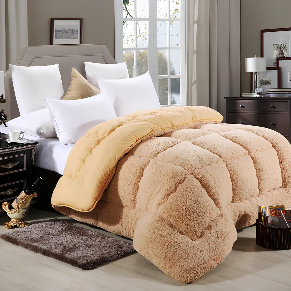 Goose down quilt in white, 200x230cm size with 3.5kg weight and polyester fibre cover for insulation