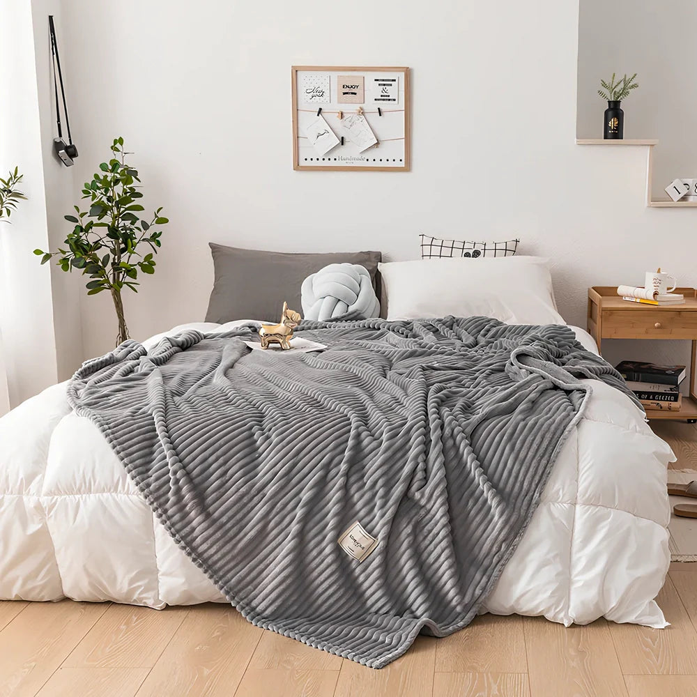 Single layer milk fleece blanket in American plain pattern measuring 200cm x 230cm