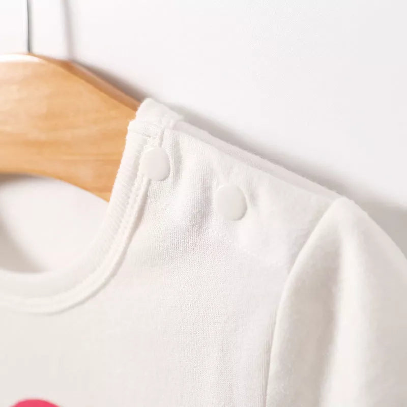 Short sleeve triangle romper for infants in soft 99% cotton with 'Love Mom' and 'Love Daddy' options