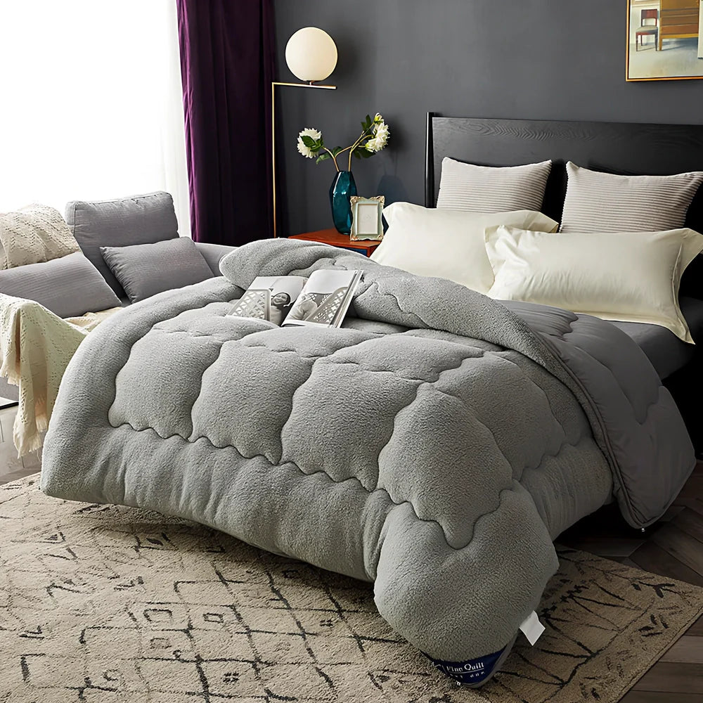 Goose down quilt in white, 200x230cm size with 3.5kg weight and polyester fibre cover for insulation