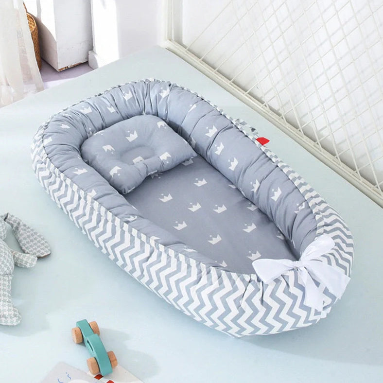 Portable cotton crib bed folded and unfolded showing 97x46cm dimensions and Banana leaf pattern