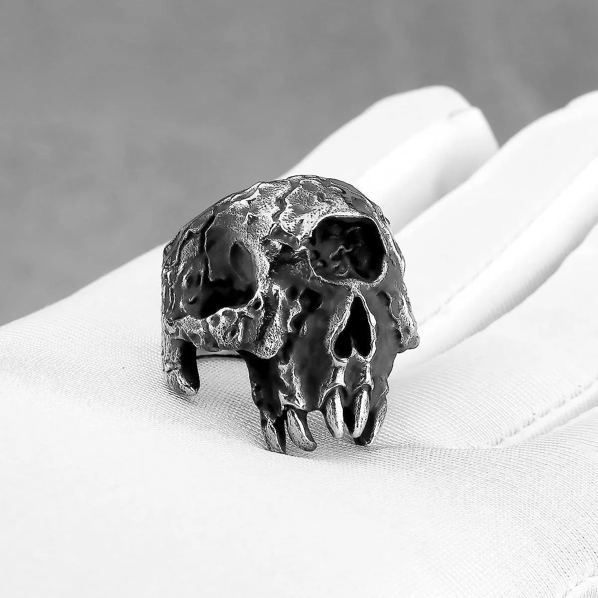 Alloy skull ring with one-eyed design and electroplated finish in retro punk style