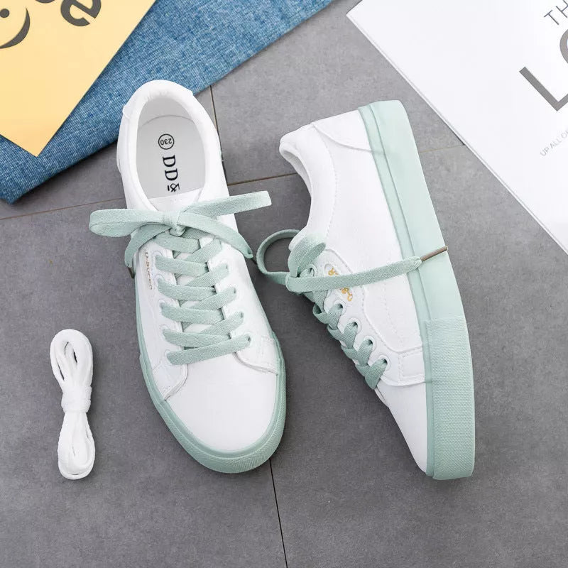 Girls' canvas low-top sneakers with vulcanized soles in white powder and white with green accents
