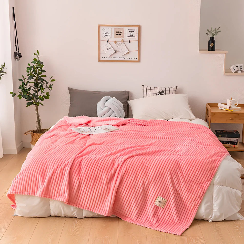 Single layer milk fleece blanket in American plain pattern measuring 200cm x 230cm