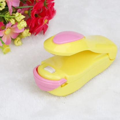 Mini hand pressure heat sealing machine measuring 10cm with magnetic base for plastic bag food preservation