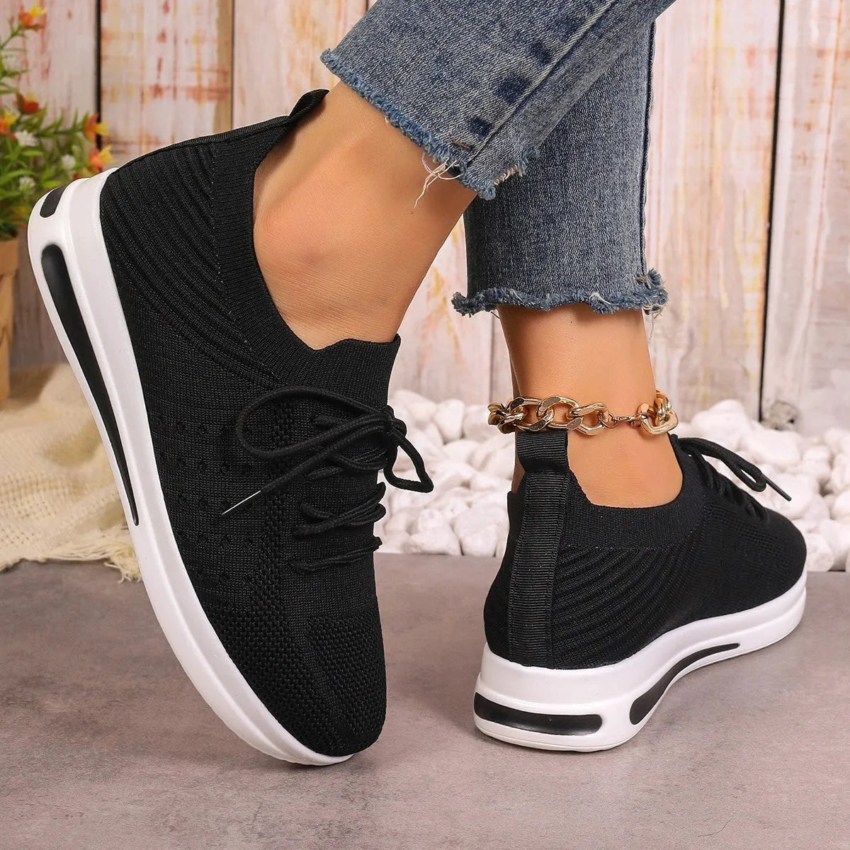 Women's casual fly-knit sneakers in round-toe design with lace-up closure