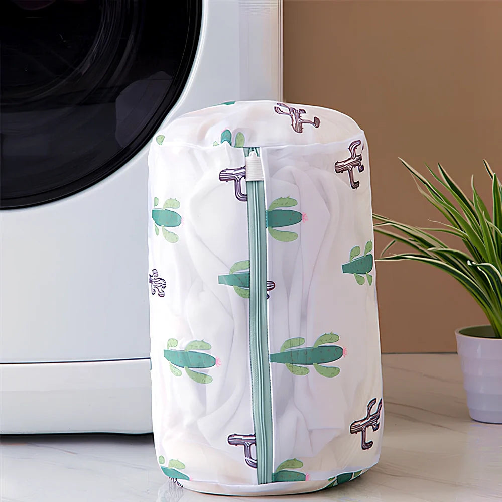 Mesh laundry protection bag with reinforced seams in various sizes from 16cm to 60cm for delicate garment washing