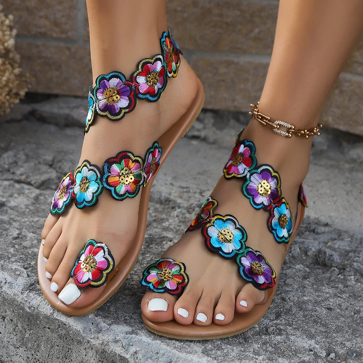 Ethnic style flowers flat sandals for women with clip toe design and rubber sole