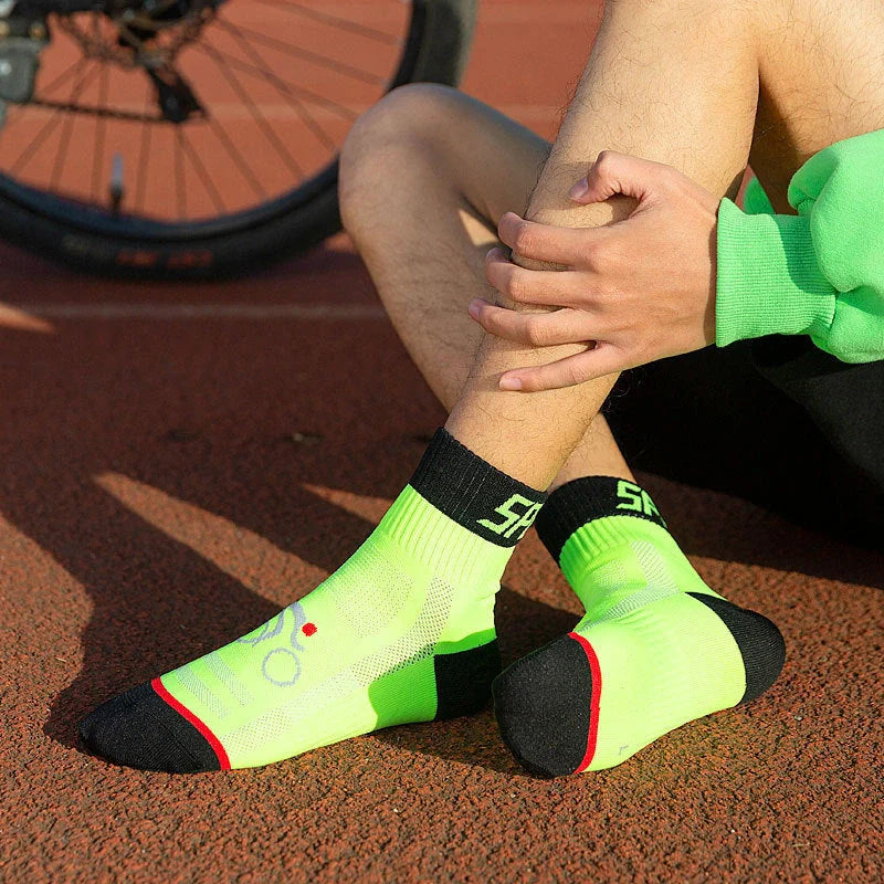 Professional outdoor cycling socks in various colors with breathable nylon fabric