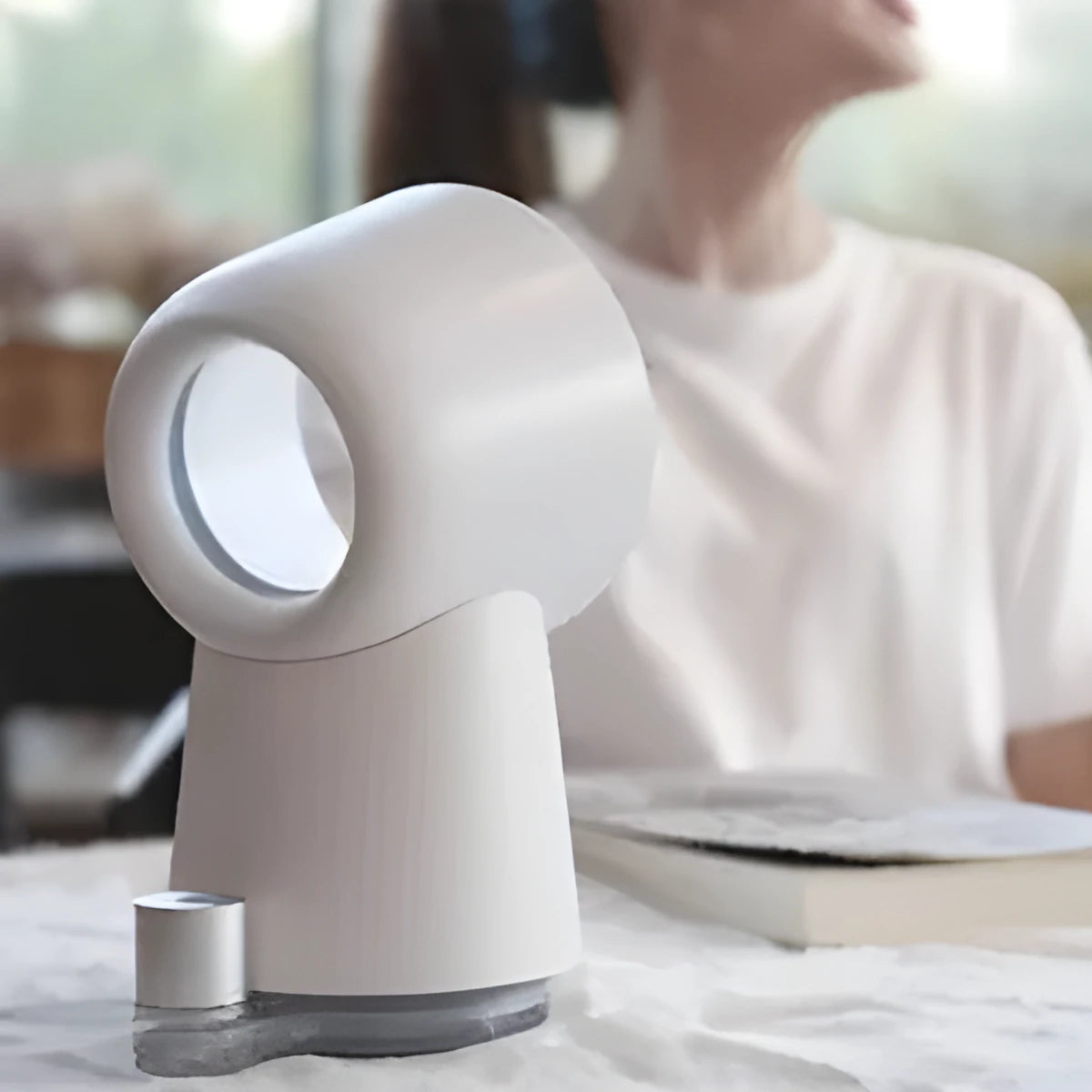 White desktop bladeless fan with humidification spray, 3 speeds, 60ml tank, 129x145x227mm