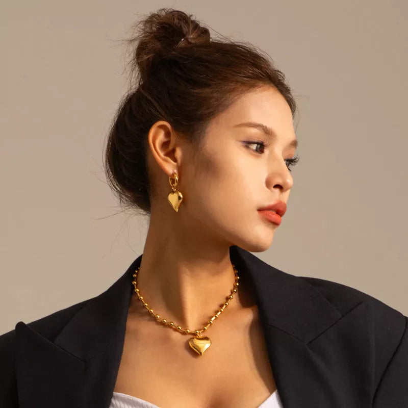 Gold plated stainless steel love heart necklace with hypo-allergenic and water-resistant features