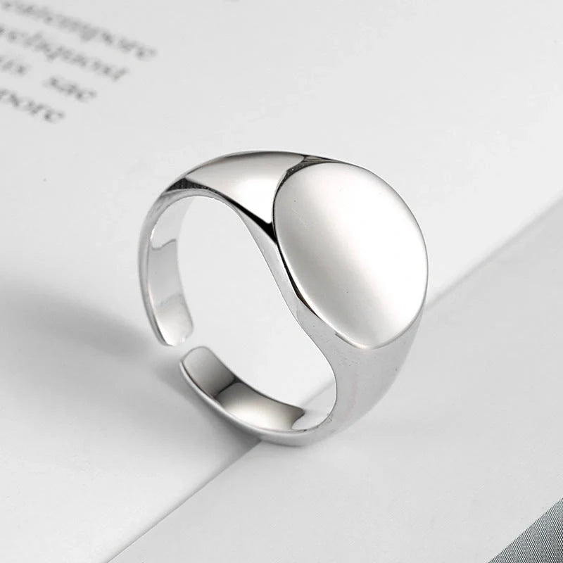 Adjustable Oval Fashion Ring with unique temperature prompt feature, available in platinum and gold