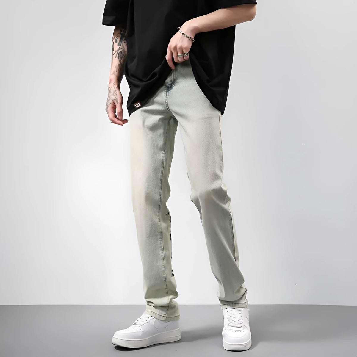 Khaki vintage washed straight-leg jeans with yellow mud dye and letter print, non-stretch mid-rise denim trousers.