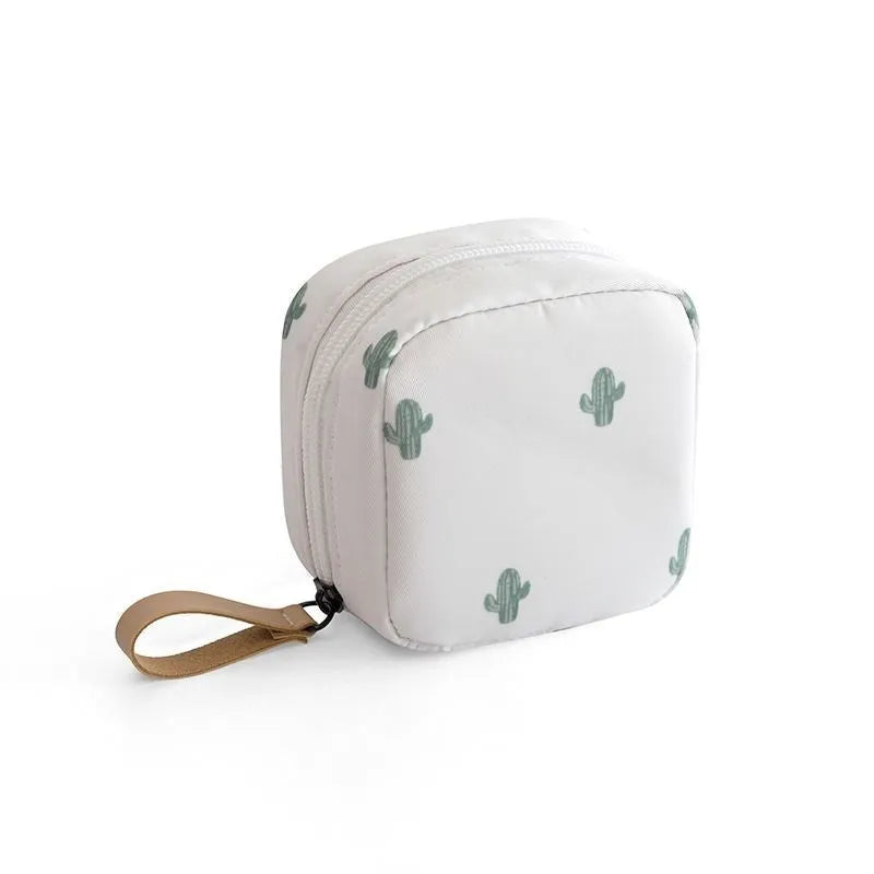 Cube-shaped makeup storage bag in cloth material with 15cm dimensions
