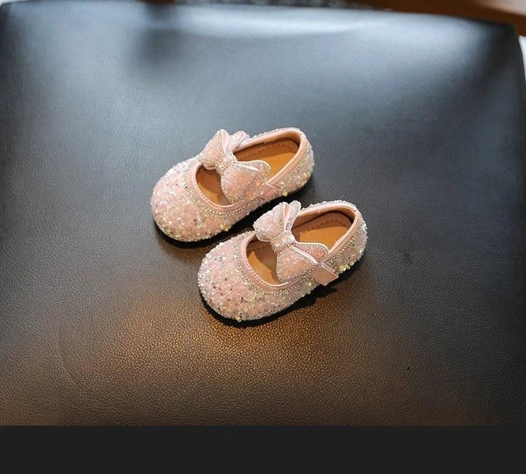 Leather girls' walking shoes with Velcro straps in milky white colour for toddlers