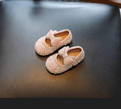 Leather girls' walking shoes with Velcro straps in milky white colour for toddlers