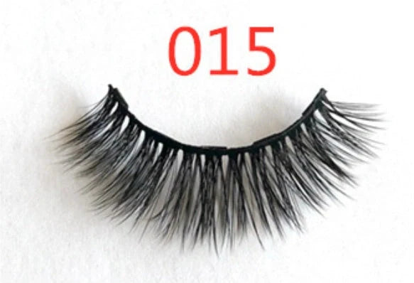 Magnetic false eyelashes for a voluminous, natural look without glue.