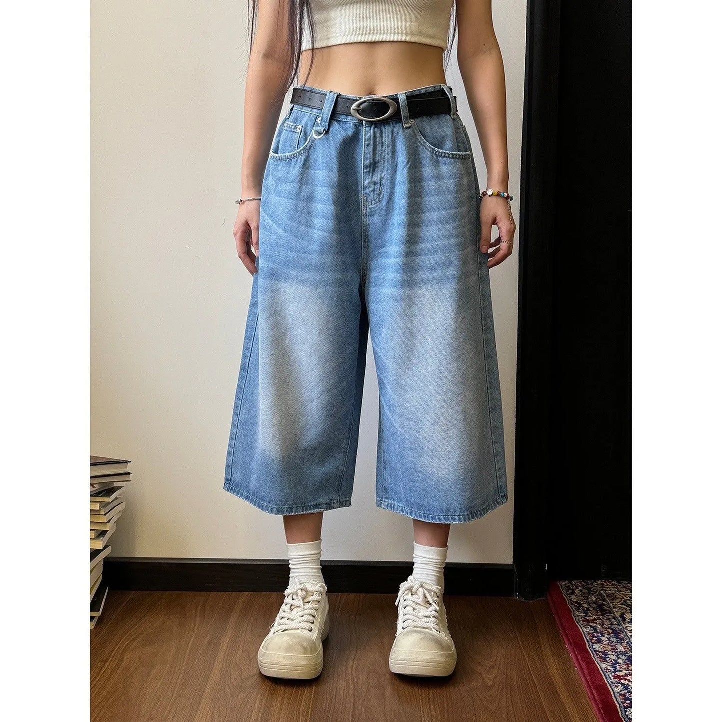 Men's loose straight-leg denim shorts in multiple colour washes with fifth pants length