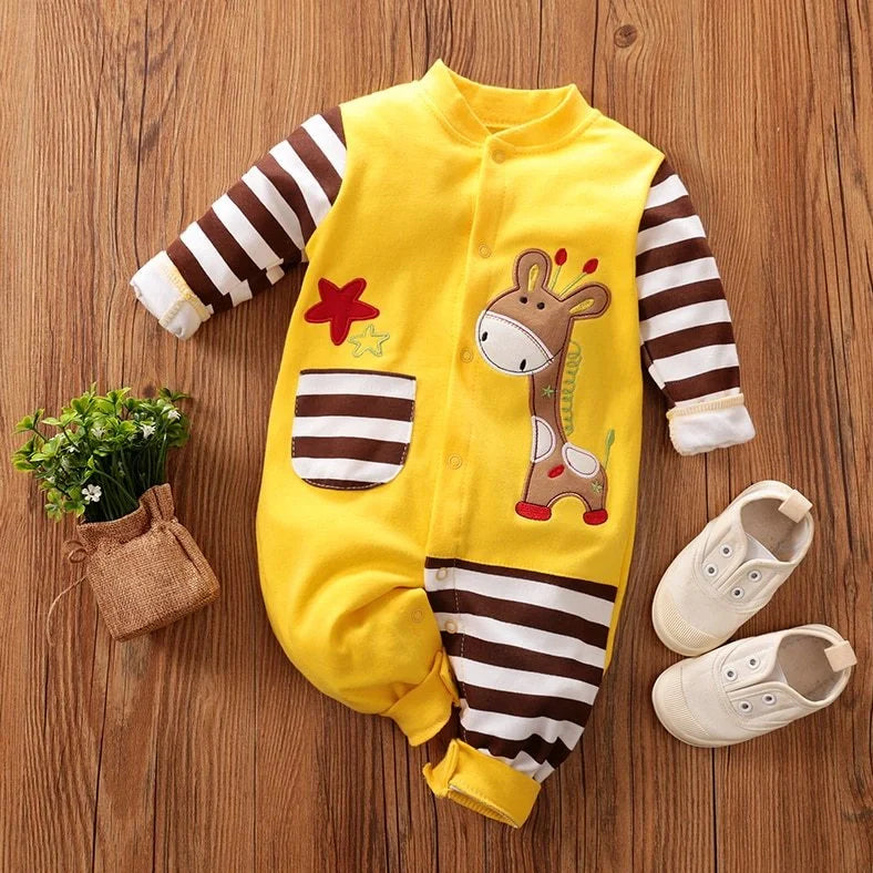Baby wearing cotton one-piece with giraffe pattern, showing 59cm to 90cm size options