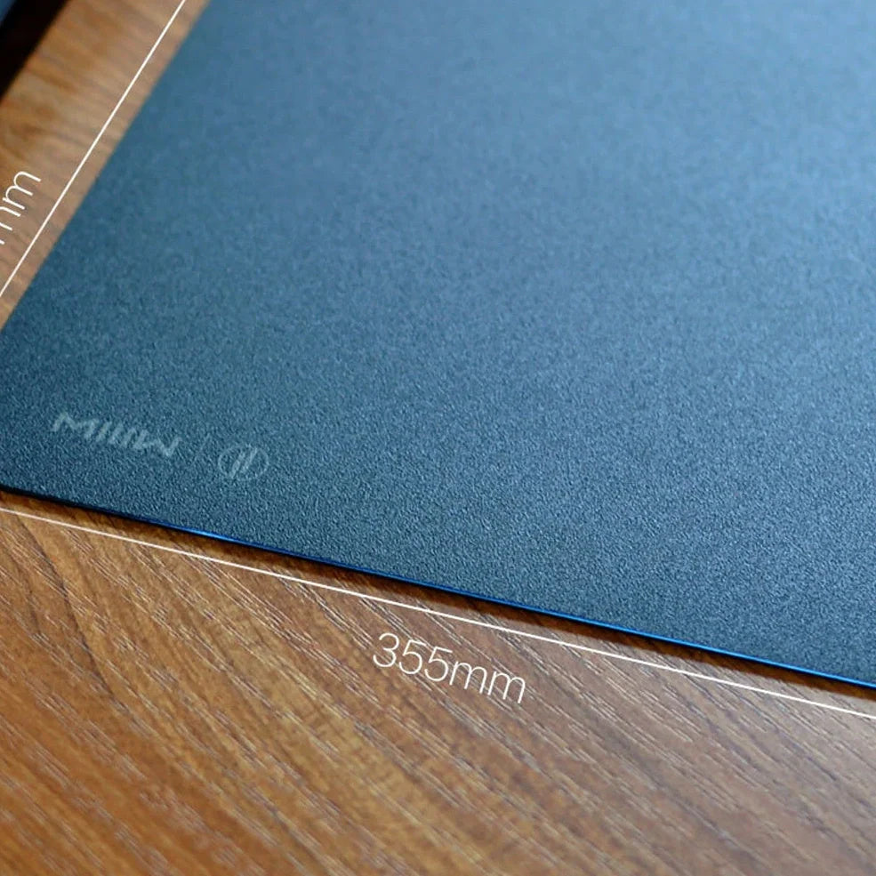 Black gaming mouse pad made of PC and rubber, weighing 285g, with stitched edges for durability