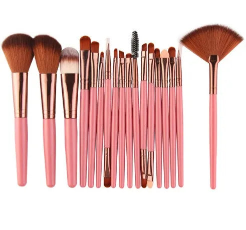 MAANGE 18-piece make-up brush set with fan-shaped tools for contouring and blending on a table