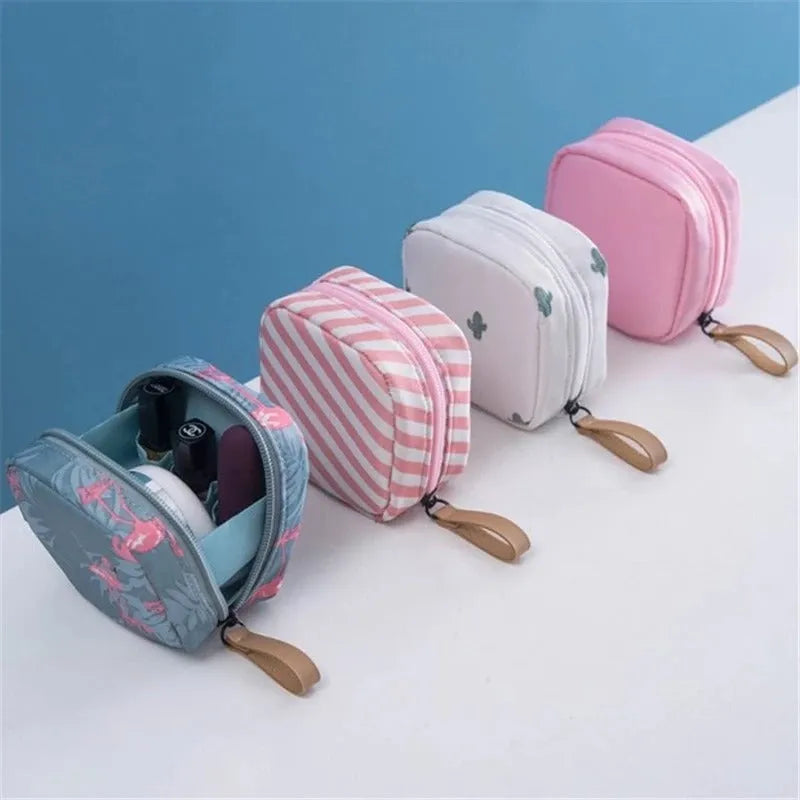 Cube-shaped makeup storage bag in cloth material with 15cm dimensions