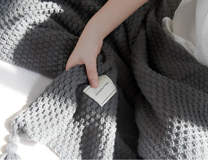 Dark gray fringed acrylic knitting blanket 130cm x 170cm with plain weave and moisture-wicking fibres