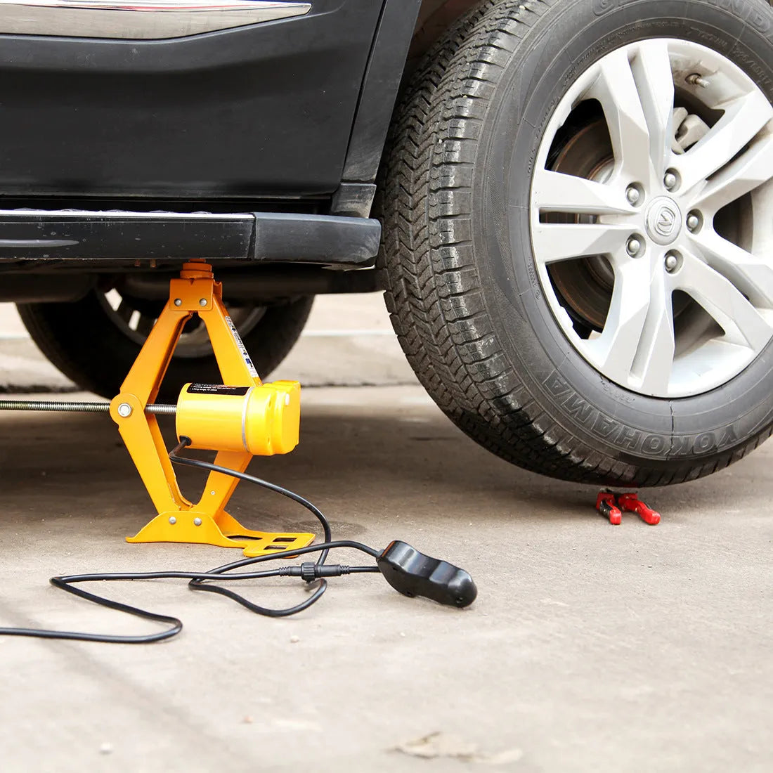 Electric hydraulic jack kit showing 120-350mm height adjustment and 2-ton lifting capacity for vehicle maintenance