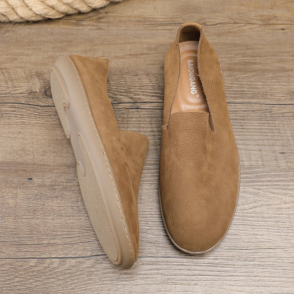 Men's handmade low-top shoes in khaki with wedge heel and rubber sole