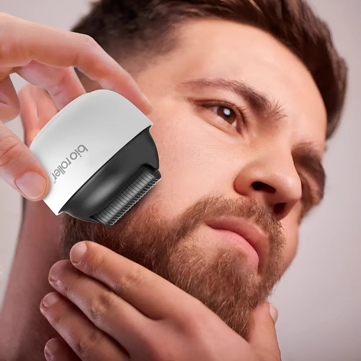 White men's portable microneedle beard roller with 0.25mm to 2.0mm specifications, 20cm x 15cm x 13cm