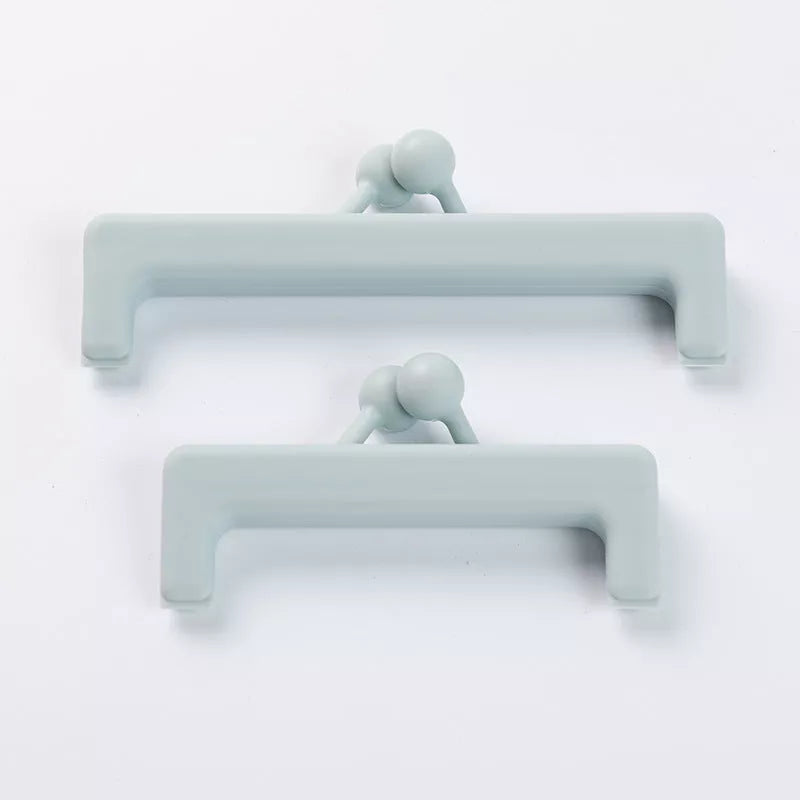 Push-button plain food bag sealing clips in blue and pink, durable PP material