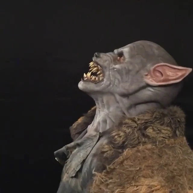 Realistic werewolf costume mask with 360-degree rotation for dynamic Halloween and cosplay performances