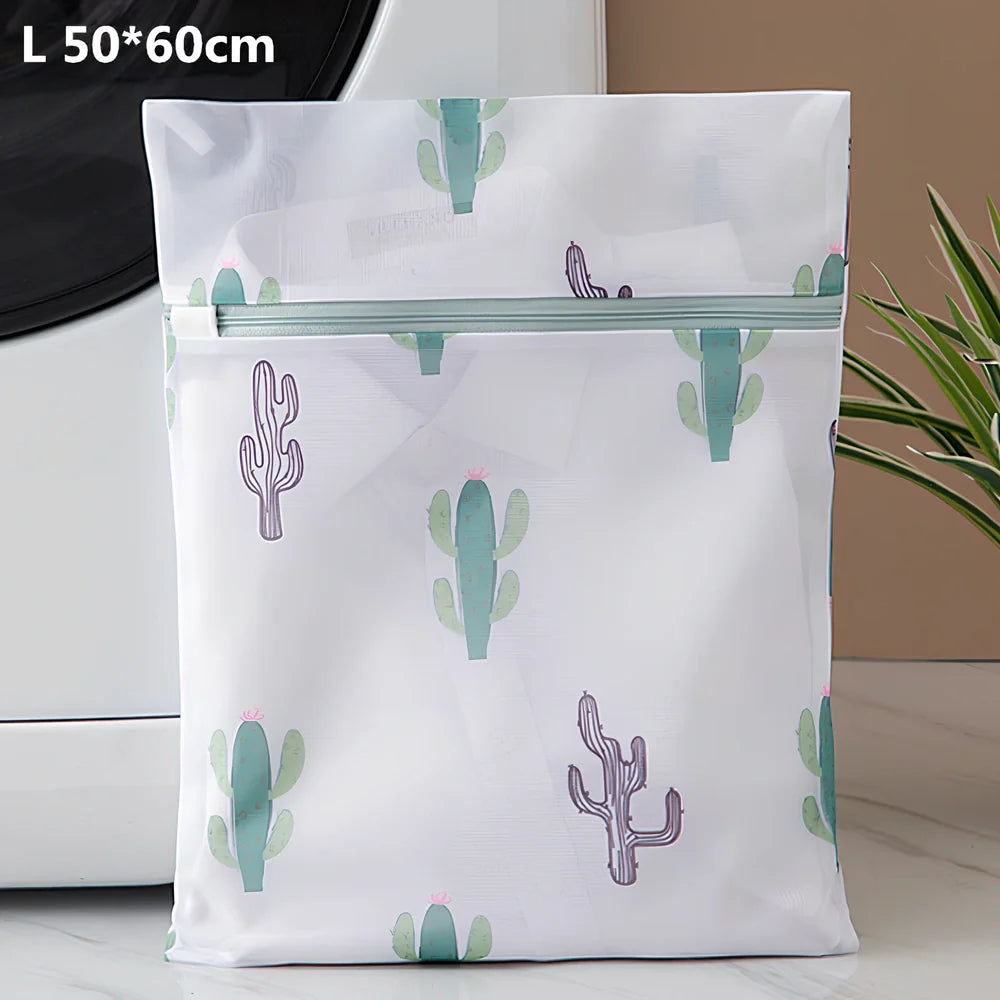 Mesh laundry protection bag with reinforced seams in various sizes from 16cm to 60cm for delicate garment washing