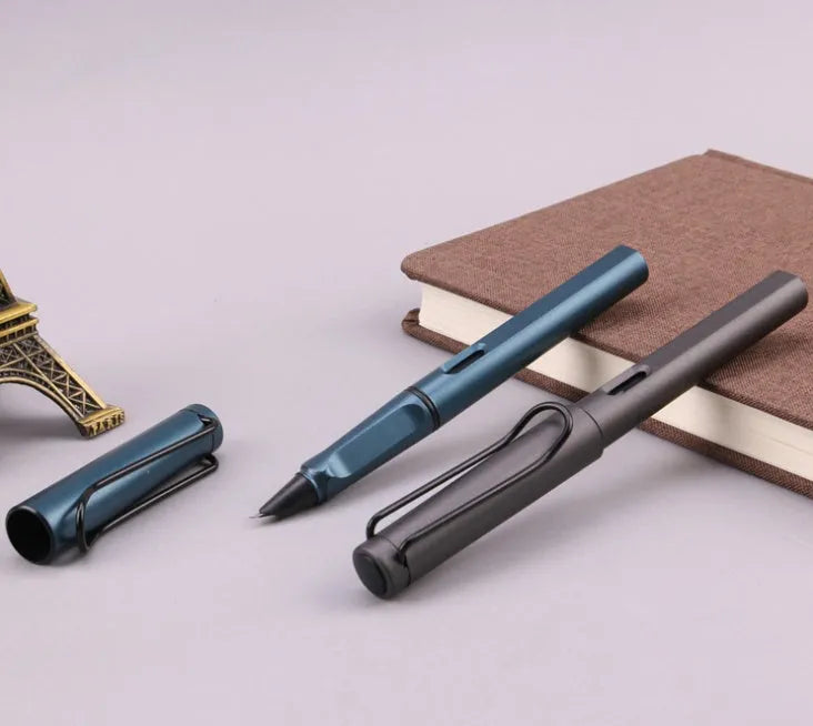 Black frosted fountain pen with 0.5mm nib, showing 13.8cm length and 1.1cm diameter measurements