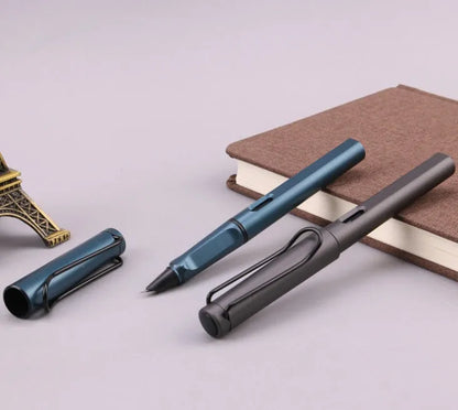 Black frosted fountain pen with 0.5mm nib, showing 13.8cm length and 1.1cm diameter measurements