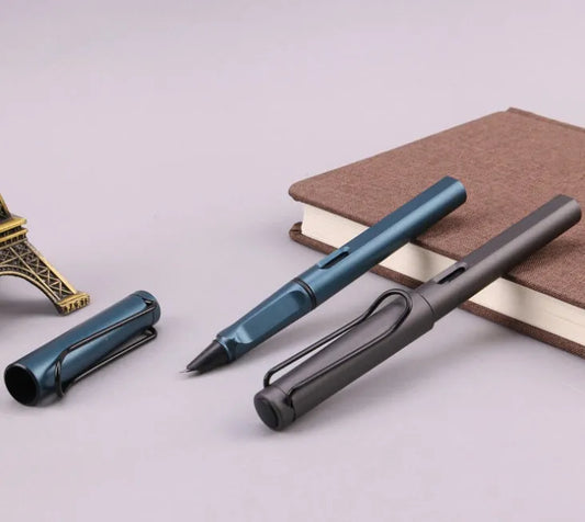 Black frosted fountain pen with 0.5mm nib, showing 13.8cm length and 1.1cm diameter measurements