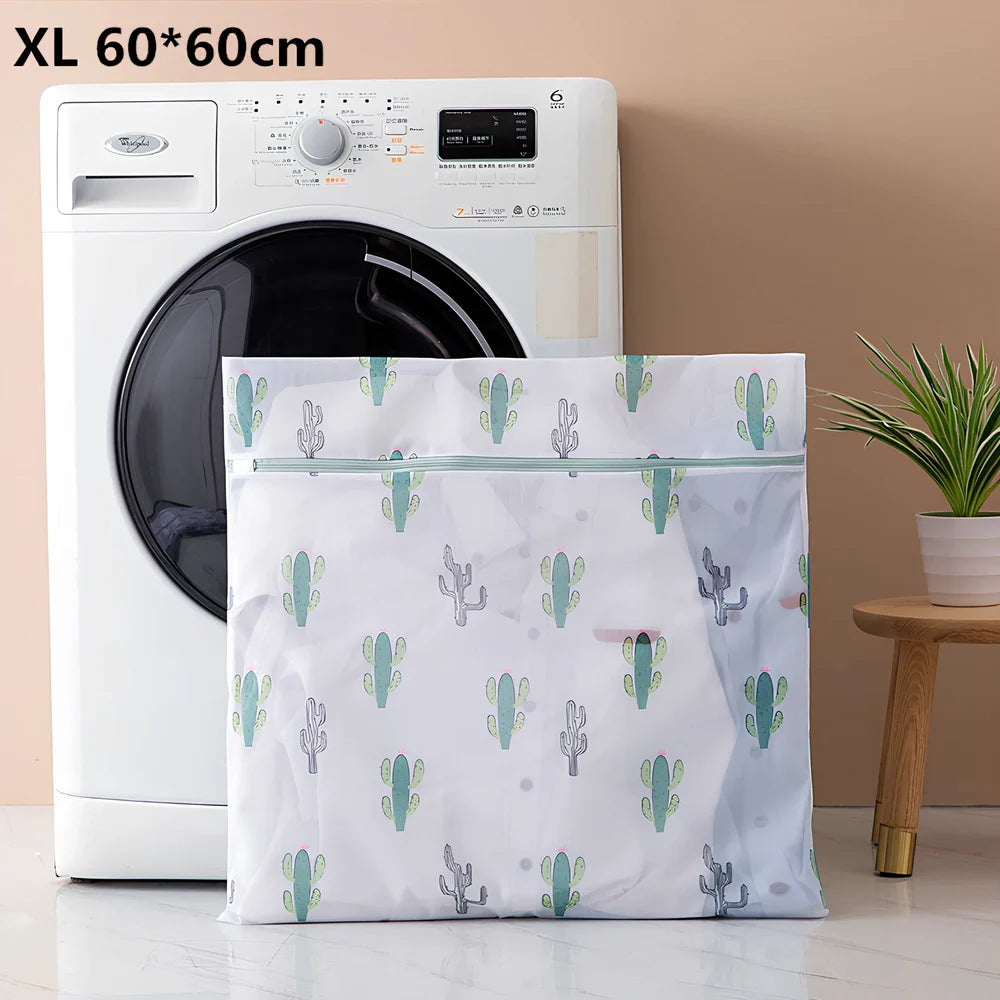 Mesh laundry protection bag with reinforced seams in various sizes from 16cm to 60cm for delicate garment washing