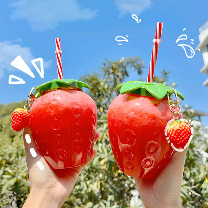 Cute 500ml kawaii strawberry water bottle with integrated straw, BPA-free PP plastic, 12cm tall, red fruit design for cold drinks