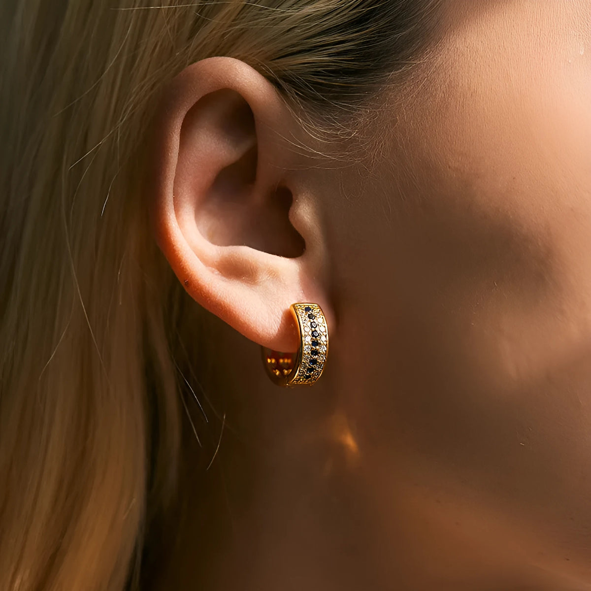 Round geometric women's earrings with 18K gold electroplated finish on copper, secure fastening