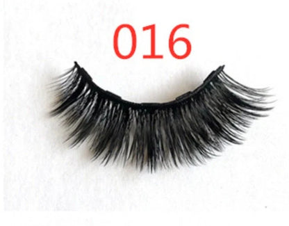 Magnetic false eyelashes for a voluminous, natural look without glue.