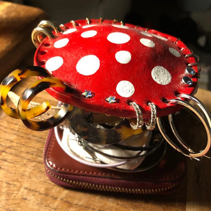 Mushroom-shaped earring rack in red and pink, perfect for organizing and displaying jewelry