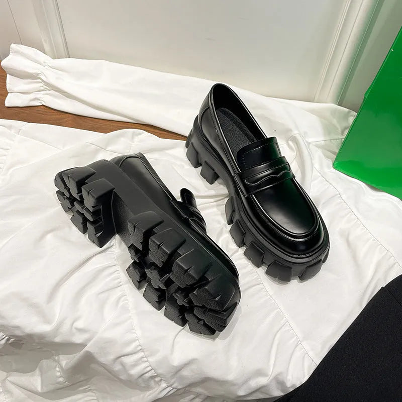 British wide fit loafers in patent leather with rubber sole, available in matte or glossy options, sizes 32-43.